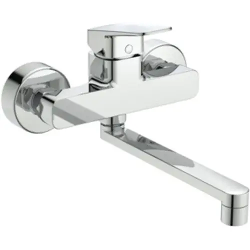 Wandmontierte Küchenarmatur in Chrom von Ideal Standard. Das Modell verfügt über einen ausziehbaren Wasserhahn und eine klare, schlichte Bauform.